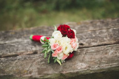 Farklı çiçeklerden oluşan lüks bir düğün buketi.