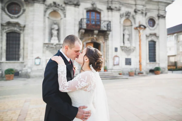 Mükemmel bir çift gelin ve damat düğün günlerinde poz verip öpüşürler. — Stok fotoğraf