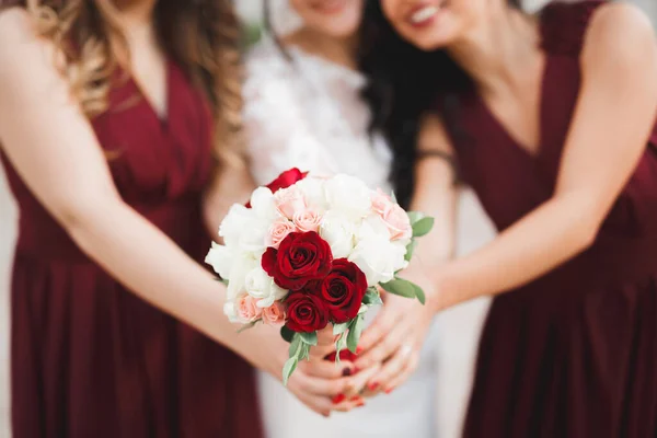 Novia celebración grande y hermoso ramo de bodas con flores — Foto de Stock