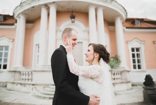 Casal romântico bonito casal de recém-casados abraçando perto do castelo velho — Fotografia de Stock