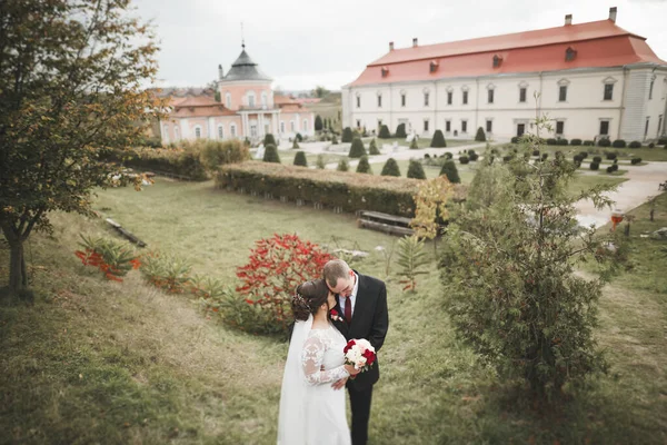 Incrível feliz suave elegante lindo casal caucasiano romântico no fundo antigo castelo barroco — Fotografia de Stock