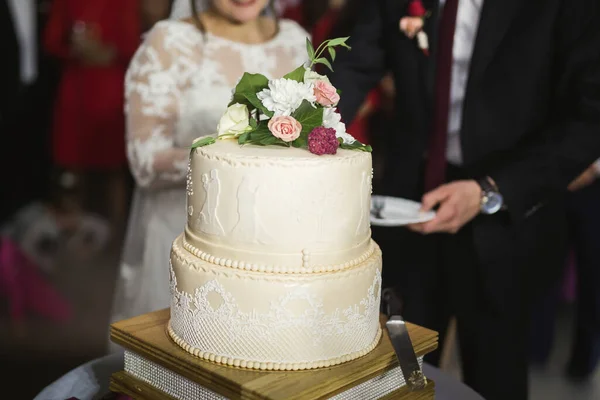 Bride and groom at wedding cutting the wedding cake — Stock Photo, Image
