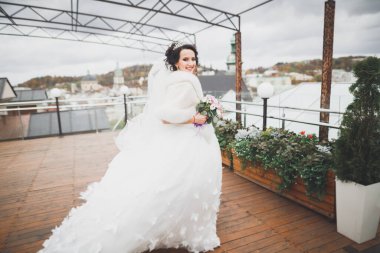 Gelinlik giymiş güzel moda gelin pozu