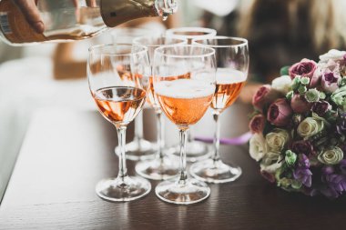 Masasında şampanya olan lüks bardaklar.