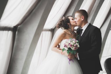 Lüks evli çift, gelin ve damat eski şehirde poz veriyor.