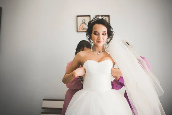 Linda noiva em roupão posando e se preparando para o rosto cerimônia de casamento em uma sala — Fotografia de Stock