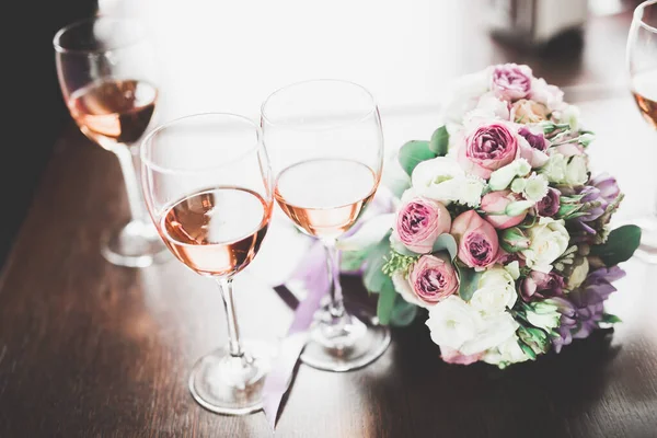 Masasında şampanya olan lüks bardaklar. — Stok fotoğraf