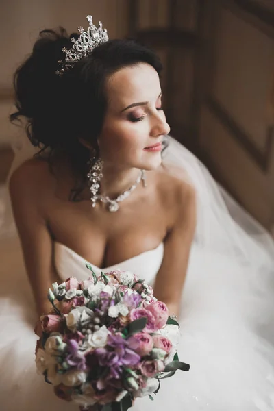 Portret van een prachtige bruid met lang haar poseren met grote boeket — Stockfoto