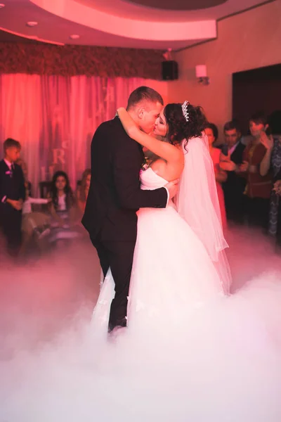 Schönes Hochzeitspaar hat gerade geheiratet und tanzt seinen ersten Tanz — Stockfoto