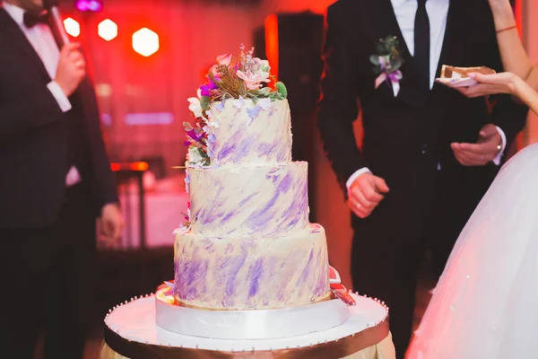 Πολυτελής διακοσμημένη γαμήλια τούρτα στο τραπέζι — Φωτογραφία Αρχείου