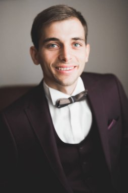 Genç ve yakışıklı bir adam iş toplantısından sonra bir otelde dinleniyor.