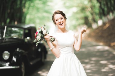 Güzel bir moda gelininin portresi, tatlı ve şehvetli. Düğün makyajı ve saç.