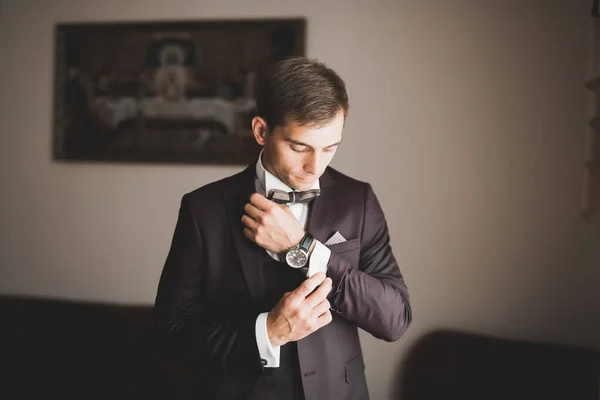 Homem bonito, noivo posando e se preparando para o casamento — Fotografia de Stock