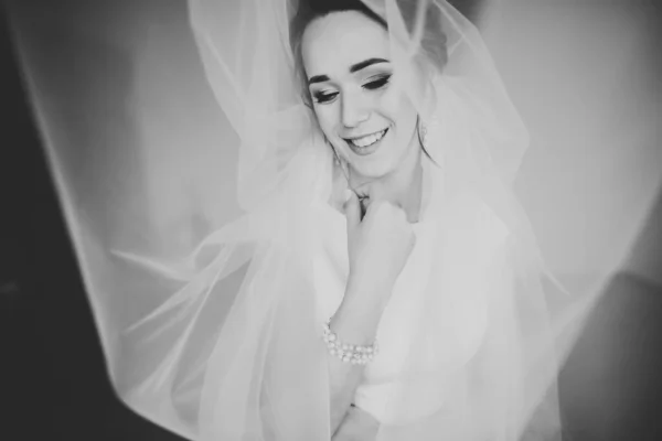 豪華な花嫁は、部屋で結婚式の顔をポーズと準備 — ストック写真