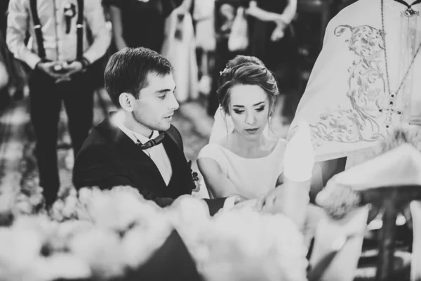 Cuplul de nuntă și mirele se căsătoresc într-o biserică — Fotografie, imagine de stoc