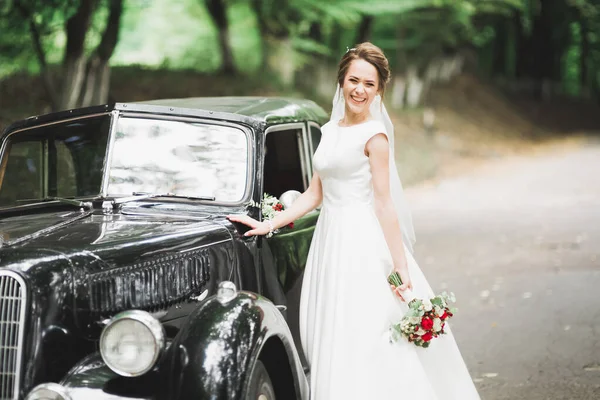 Portrait of a beautiful fashion bride, sweet and sensual. Wedding make up and hair — Stock Photo, Image