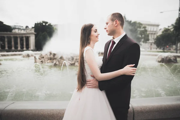 Preciosa pareja feliz boda, novia con vestido blanco largo — Foto de Stock