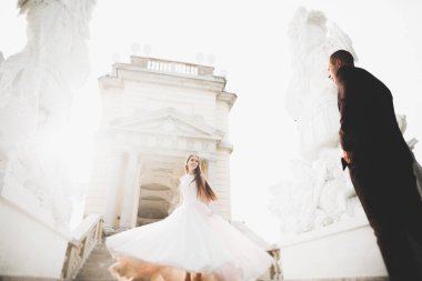 Güzel gelin ve damat evlendikleri gün kucaklaşıp öpüşüyorlar.