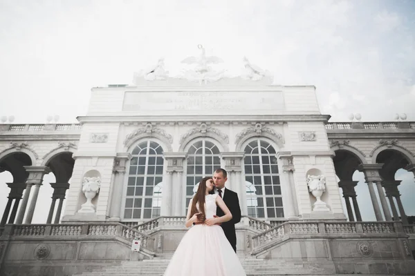 Luxe getrouwd echtpaar, bruid en bruidegom poseren in luxe stad — Stockfoto