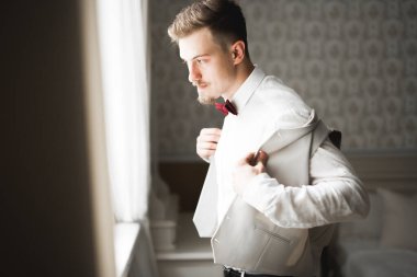 Damat sabah hazırlığı. Yakışıklı adam giyiniyor ve düğüne hazırlanıyor.