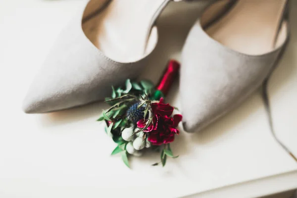 Chaussures de mariage élégantes blanches pour mariée. Gros plan — Photo