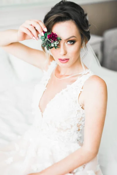 Schöne Braut trägt Mode Hochzeitskleid mit Federn mit luxuriösem Genuss Make-up und Frisur, Studio Indoor Fotoshooting — Stockfoto