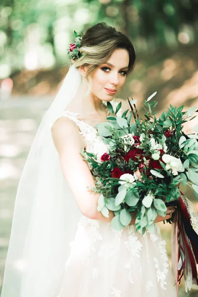 Portrait de mariée magnifique aux cheveux longs posant avec un grand bouquet — Photo