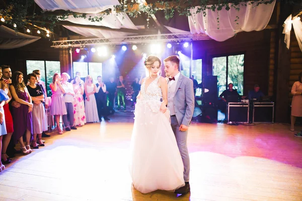 Primeira dança de casamento de casal recém-casado em restaurante — Fotografia de Stock