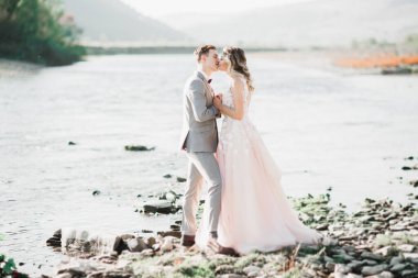 Bahar mevsiminde öpüşen düğün çifti. Yakın plan portre.