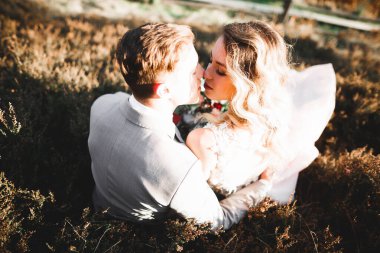 Güzel gelin ve damat evlendikleri gün kucaklaşıp öpüşüyorlar.