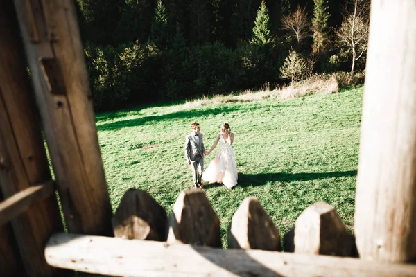 Incroyable heureux doux élégant beau couple romantique caucasien sur le fond ancien château baroque — Photo