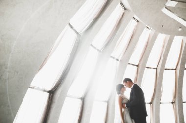 Lüks evli çift, gelin ve damat eski şehirde poz veriyor.