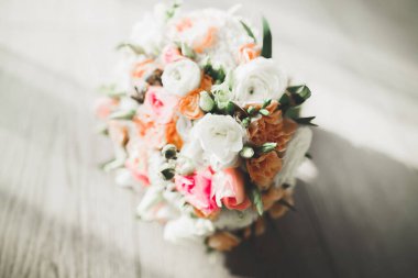 Farklı çiçeklerden oluşan lüks bir düğün buketi.