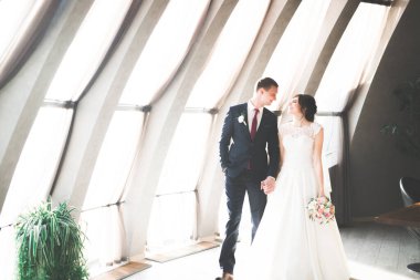 Lüks evli çift, gelin ve damat eski şehirde poz veriyor.