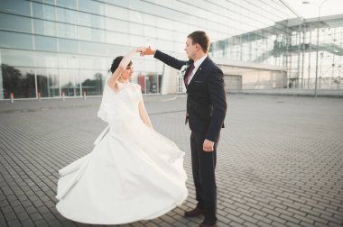 Gelin ve damat el ele tutuşuyor.