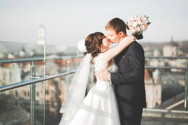 Casal bonito elegante beijando e abraçando no fundo vista panorâmica da cidade velha — Fotografia de Stock