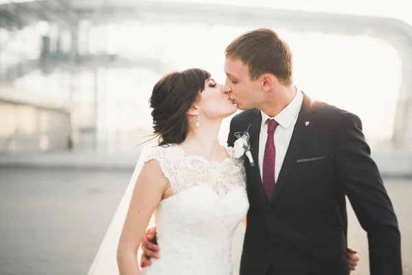 Casamento de luxo casal, noiva e noivo posando na cidade velha — Fotografia de Stock