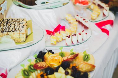 Lezzetli düğün resepsiyonu, tatlı masası.