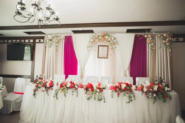 Interior de un restaurante preparado para la ceremonia de boda — Foto de Stock