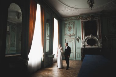 Güzel mutlu bir düğün çifti, uzun beyaz elbiseli gelin.