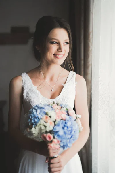 Retrato de novia hermosa con velo de moda en la mañana de la boda — Foto de Stock