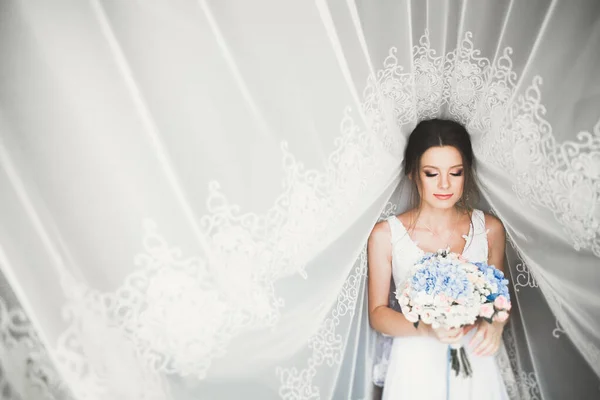 Luxury bride in white dress posing while preparing for the wedding ceremony — Stock Photo, Image