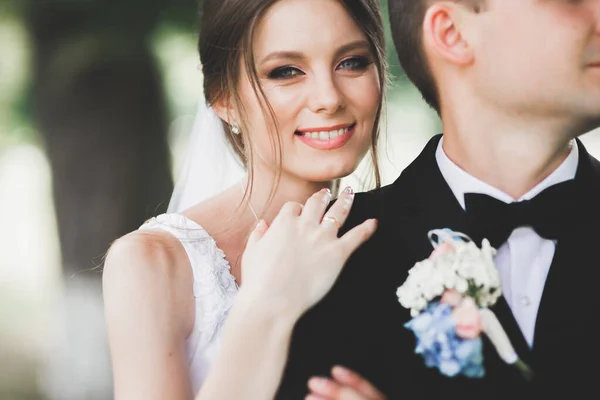 Закрытие красивой молодой свадебной пары — стоковое фото