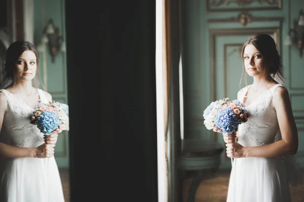 Belle mariée de mode en robe de mariée posant — Photo