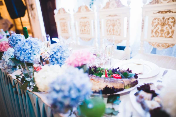 Interior de um restaurante preparado para cerimônia de casamento — Fotografia de Stock