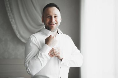 Genç ve yakışıklı bir adam iş toplantısından sonra bir otelde dinleniyor.