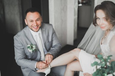 Güzel mutlu bir düğün çifti, uzun beyaz elbiseli gelin.