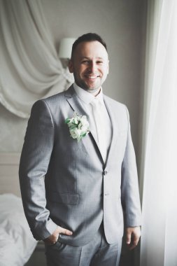 Genç ve yakışıklı bir adam iş toplantısından sonra bir otelde dinleniyor.