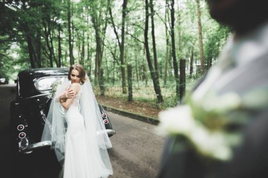 Kafkasyalı mutlu romantik çift evliliklerini kutluyor. Açık hava.