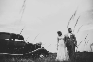 Kafkasyalı mutlu romantik çift evliliklerini kutluyor. Açık hava.